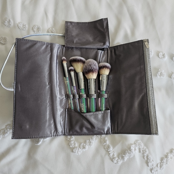 IT cosmetics brush set - Picture 3 of 6